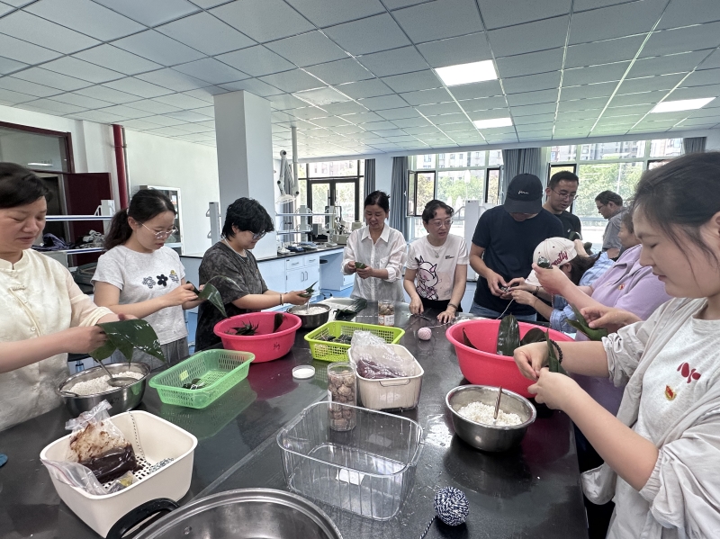 艾草飘香凝众志  同心共筑加工梦——农产品贮藏加工所开展端午主题党日活动